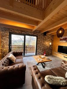 een woonkamer met een bank en een tafel bij Les grands Combes in Saint-Léger-les-Mélèzes