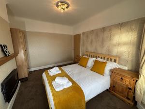 Una cama o camas en una habitación de Henry suite