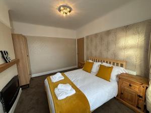 Una cama o camas en una habitación de Henry suite