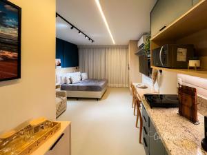 uma cozinha e sala de estar com uma cama num quarto em Skylux by Cris Borriello no Rio de Janeiro mais 211 fotografias