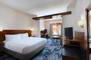 Un pat sau paturi într-o cameră la Fairfield Inn & Suites by Marriott Austin San Marcos +13 fotografii