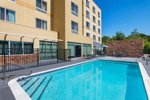 Piscina de la sau aproape de Fairfield Inn & Suites by Marriott Austin San Marcos