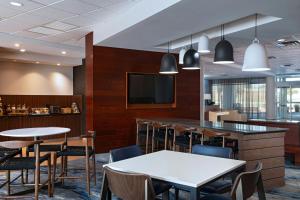 Un restaurant sau alt loc unde se poate mânca la Fairfield Inn & Suites by Marriott Austin San Marcos