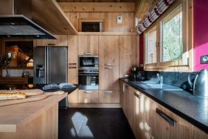 Η κουζίνα ή μικρή κουζίνα στο Chalet Woodline - OVO Network +13 φωτογραφίες