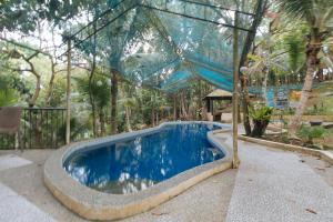 Piscina de la sau aproape de RedDoorz @ Hilarion's Farm Majayjay, Laguna