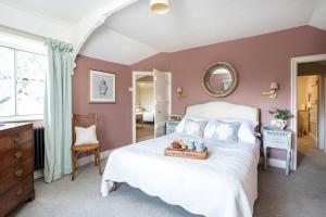 En eller flere senge i et værelse på Bluebell Cottage at Underley Estate