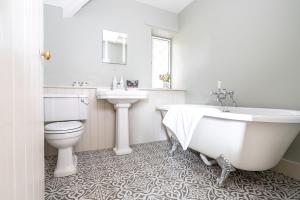 Et badeværelse på Bluebell Cottage at Underley Estate + 14 billeder