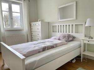 Un pat sau paturi într-o cameră la Ferienwohnung Flür +2 fotografii