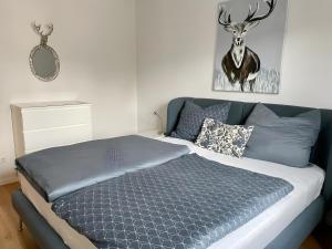 Un pat sau paturi într-o cameră la Ferienwohnung Flür