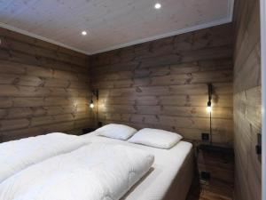 En eller flere senge i et værelse på Stranda Fjellgrend 3 bedrooms - 32A