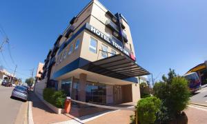 ボイトゥヴァにあるHotel Toyo Innの側面に看板がある建物