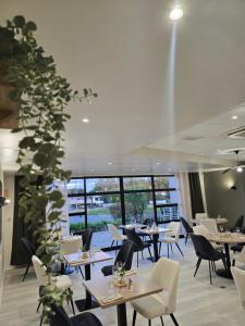 Un restaurant sau alt loc unde se poate mânca la Logis Hôtel Restaurant Les Fontaines