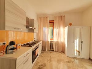 Kuchyň nebo kuchyňský kout v ubytování Fiori e F - Appartamento Economy
