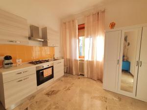 Kuchyň nebo kuchyňský kout v ubytování Fiori e F - Appartamento Economy