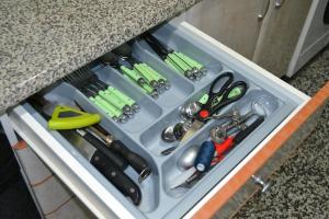 拉波夫拉德法尔纳尔斯Pobla de Farnals BEACH APARTMENT的抽屉里装满了厨房用具