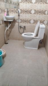 ein Badezimmer mit Toilette und Waschbecken in der Unterkunft Sri Narayan Home Stay in Ayodhya + 19 Fotos