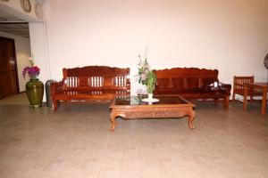Ruang duduk di Myanmar Life Hotel