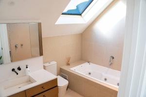 Ένα μπάνιο στο Luxury Bayside Townhouse Near Beach St Kilda +13 φωτογραφίες