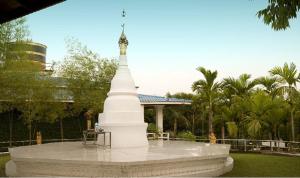 Taman di luar Myanmar Life Hotel