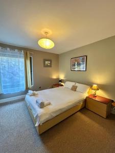 um quarto com uma cama grande e uma janela em Modern 4 Bedroom House Ring of Kerry -Killarney em Killarney