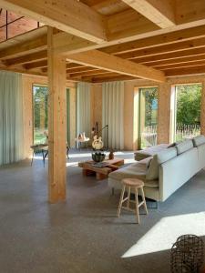 Et opholdsområde på Architectural Longhouse Near Denmark's Best Beach