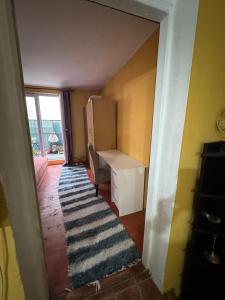 Habitación con escritorio y alfombra. en MM Apartman, en Foča