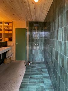 Et badeværelse på Architectural Longhouse Near Denmark's Best Beach