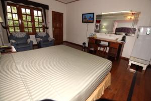 una camera con letto, scrivania e lavandino di Myanmar Life Hotel a Yangon
