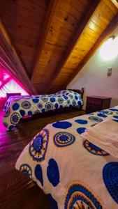 Un dormitorio con dos camas y techo de madera. en Cabañas Matices, en El Calafate