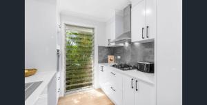 Η κουζίνα ή μικρή κουζίνα στο Cosy Kingscliff Family Home Walk To Beach +6 φωτογραφίες