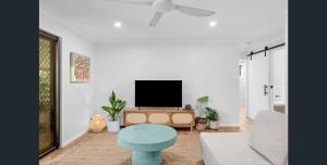 Μια τηλεόραση ή/και κέντρο ψυχαγωγίας στο Cosy Kingscliff Family Home Walk To Beach