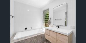 Ένα μπάνιο στο Cosy Kingscliff Family Home Walk To Beach