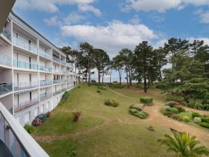 an apartment building with a large yard with trees at Saint-Philibert: Appart 2 pièces, 53m², terrasse, parking, 4 pers - FR-1-477-249 in Saint-Philibert