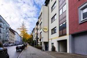 シュトゥットガルトにあるGarner Hotel Stuttgart City Centre by IHGの路上に停められた建物や車が並ぶ街道