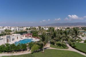 vista aerea di un resort con piscina e palme di Hawana Salalah Rosely Studio a Salalah