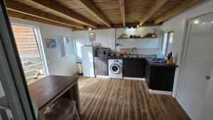 Η κουζίνα ή μικρή κουζίνα στο Cozy house with private pool in Petite Saline