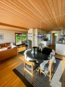 Et opholdsområde på Holiday Home With Sea View In Allinge