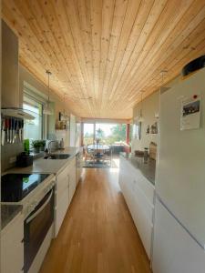 Køkken eller tekøkken på Holiday Home With Sea View In Allinge