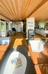 Et opholdsområde på Holiday Home With Sea View In Allinge + 23 billeder