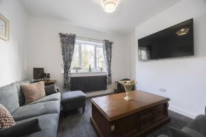 Una televisión o centro de entretenimiento en Beautiful 3-Bed Home with Hot Tub in Ross-on-Wye