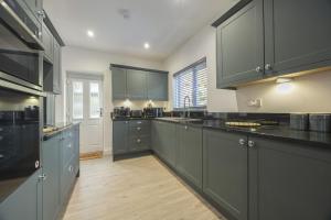 Una cocina o cocineta en Beautiful 3-Bed Home with Hot Tub in Ross-on-Wye