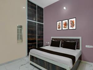 a bedroom with a large bed with purple walls at Hotel Rudraksh Palace in Sawāi Mādhopur