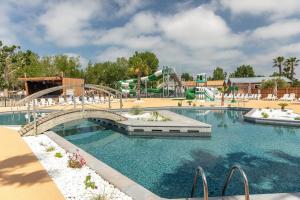 einen Pool in einem Wasserpark mit Rutsche in der Unterkunft Blue Camargue - Le Grau du Roi in Le Grau-du-Roi