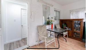 een eetkamer met een tafel en twee stoelen bij Comfortable 4B Unit-Close to City Attractions in Montreal +7 foto's