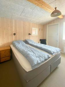 Ένα ή περισσότερα κρεβάτια σε δωμάτιο στο Holiday Home With Pool And Fjord Views On Lundø