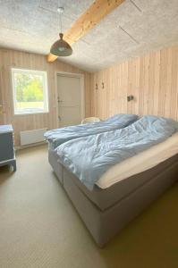 Ένα ή περισσότερα κρεβάτια σε δωμάτιο στο Holiday Home With Pool And Fjord Views On Lundø +30 φωτογραφίες