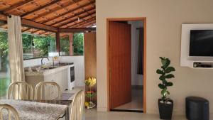 una cucina con bancone e TV a parete di Casa próxima a Cachoeira Grande a Santana do Riacho