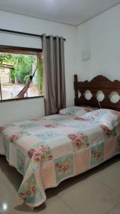 una camera con letto e finestra con copriletto di Casa próxima a Cachoeira Grande a Santana do Riacho Altre 13 foto
