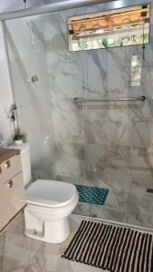 un bagno con wc e doccia in vetro di Casa próxima a Cachoeira Grande a Santana do Riacho