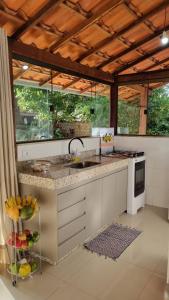 una cucina con un lavello e un piano di lavoro di Casa próxima a Cachoeira Grande a Santana do Riacho